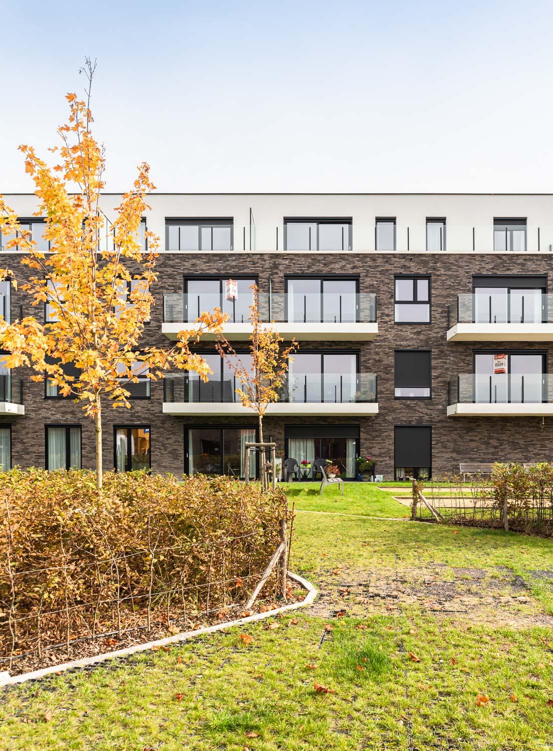 Voorgevel appartementen project Princess met groen gras